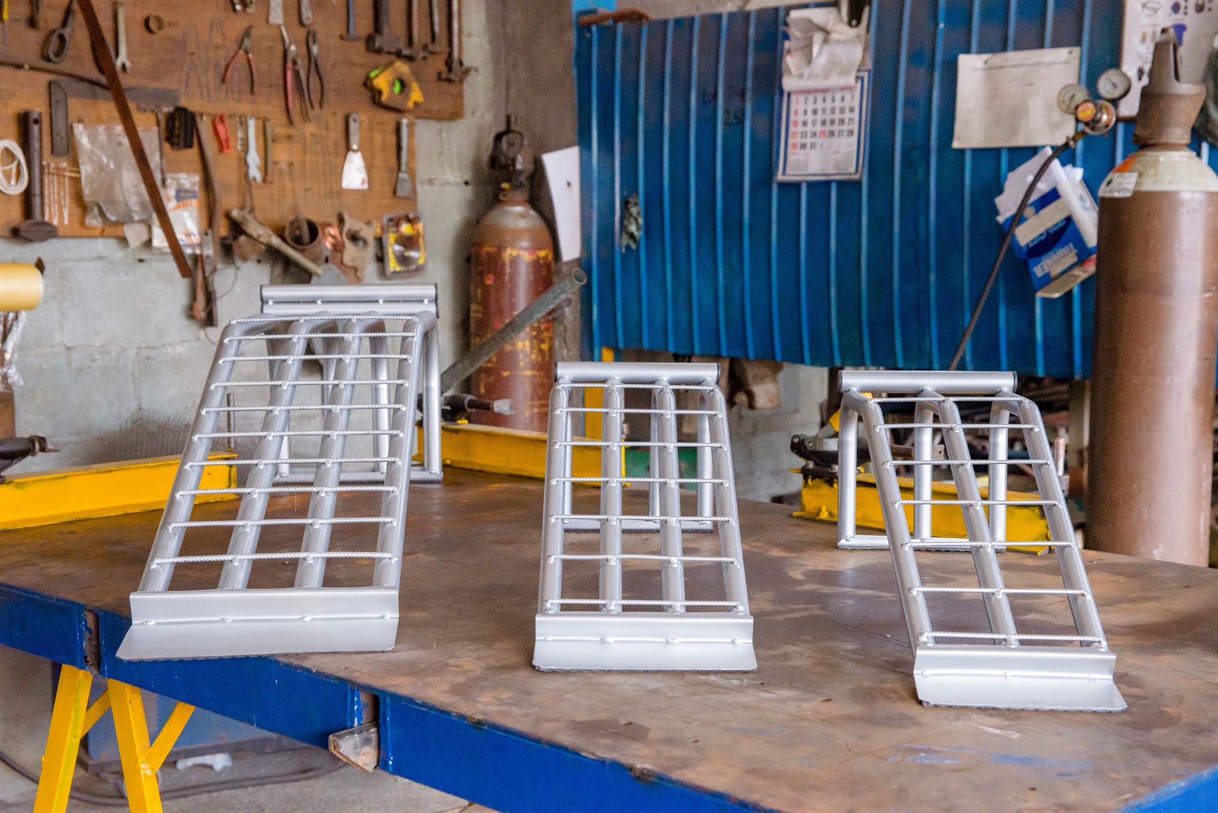 Conjunto de rampas automotivas em oficina