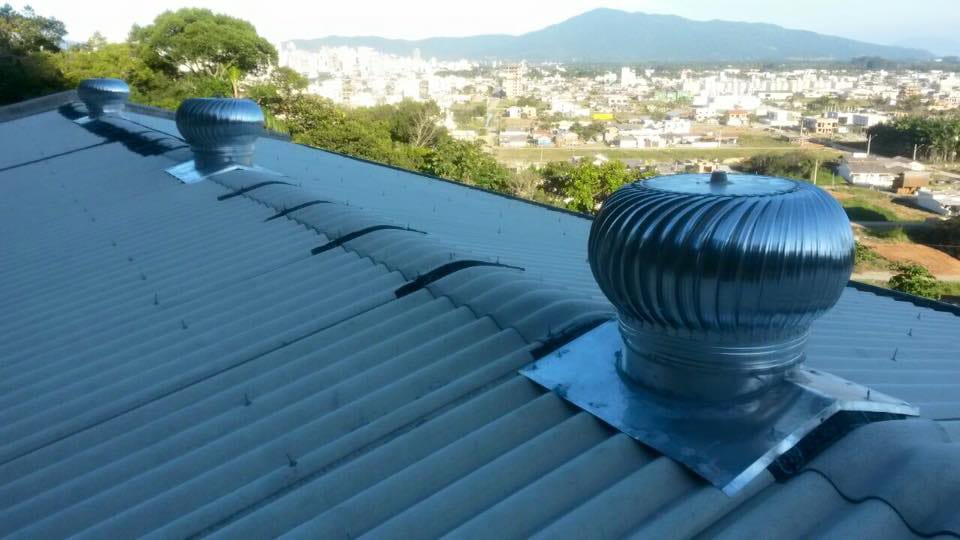 Instalação de exaustores eólicos em série