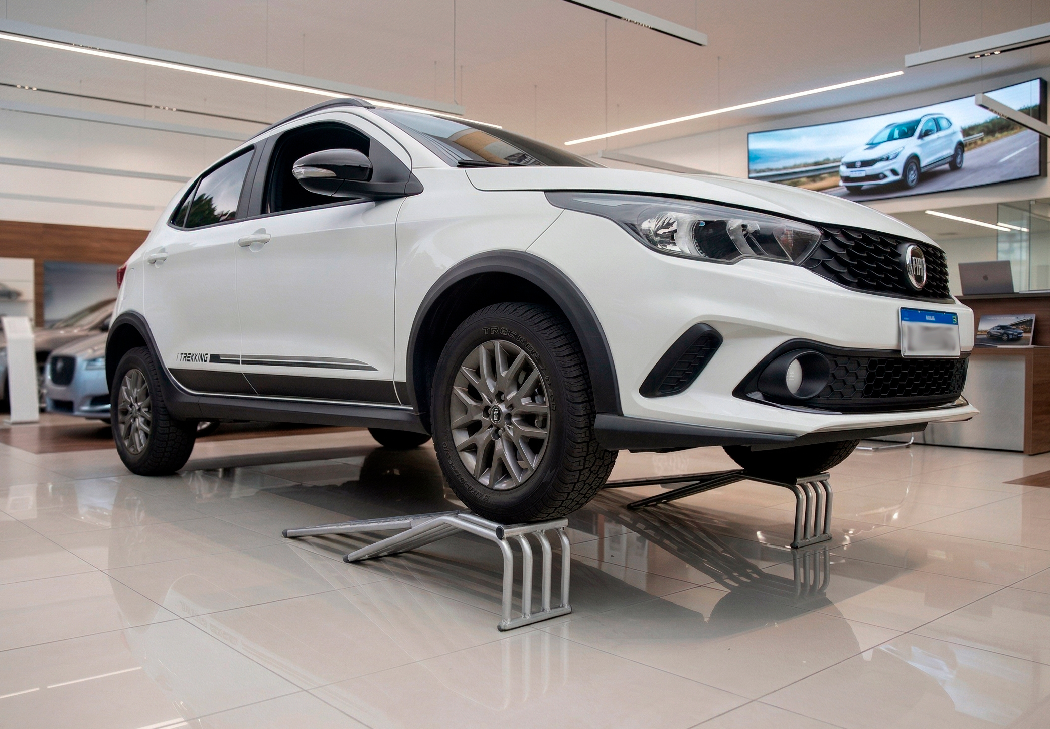 Rampas automotivas em ambiente comercial